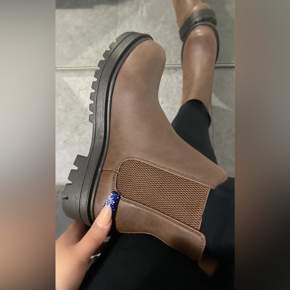 Shoes - NEW! WOMEN'S SIZE 5.5 ROUND TOE BROWN CHELSEA BOOT - PERFECT FOR FALL
